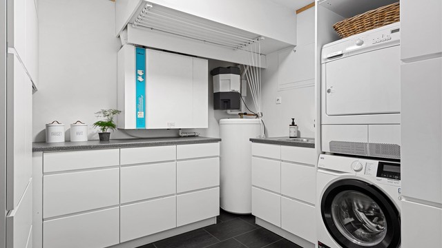 Pent og funksjonelt vaskerom med god plass til vask, tørk og oppbevaring.