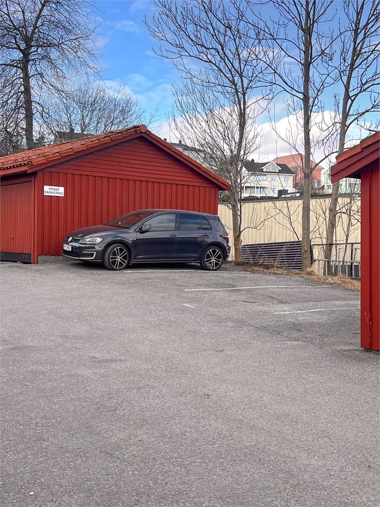 Det medfølger en fast parkeringsplass i anlegg på Skytebaneveien 1, med adkomst via parkeringsheis.