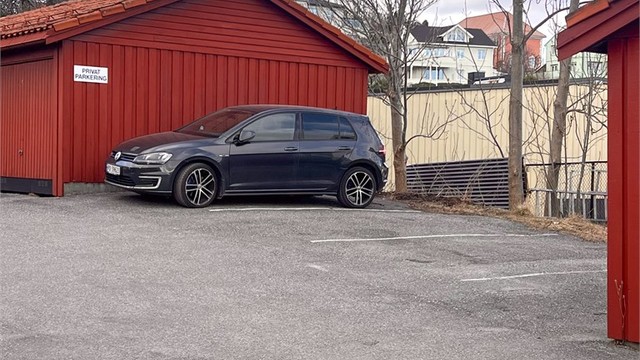 Det medfølger en fast parkeringsplass i anlegg på Skytebaneveien 1, med adkomst via parkeringsheis.