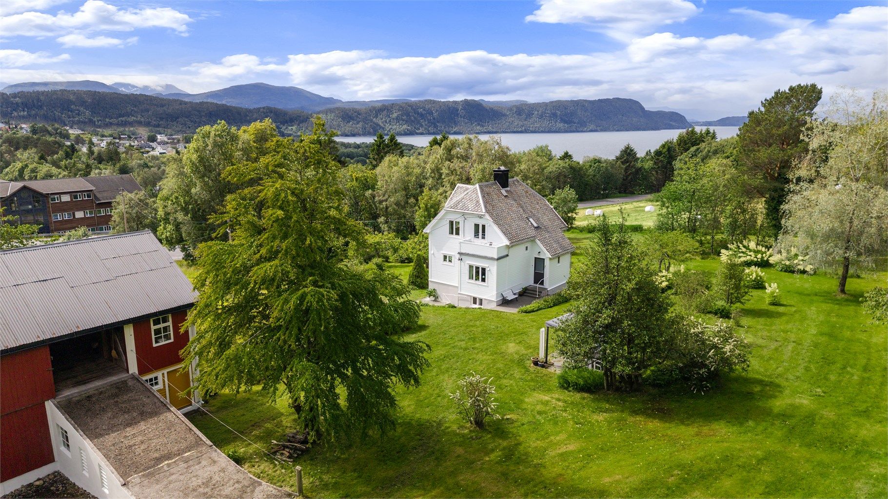 Dronebilde over eiendommen tatt fra nordøst mot sydvest