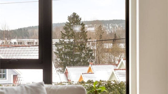 Utsikten gir et godt inntrykk av det rolige og etablerte nabolaget.