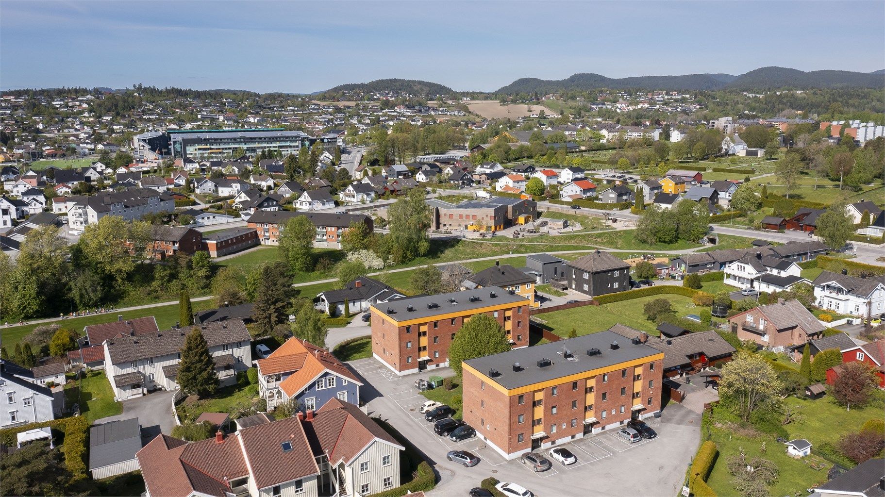 Umiddelbar nærhet til Lundedalen, en flott opparbeidet gangsti man kan følge, nordover mot landlige områder eller ned til Skien sentrum og Bakkestranda. 