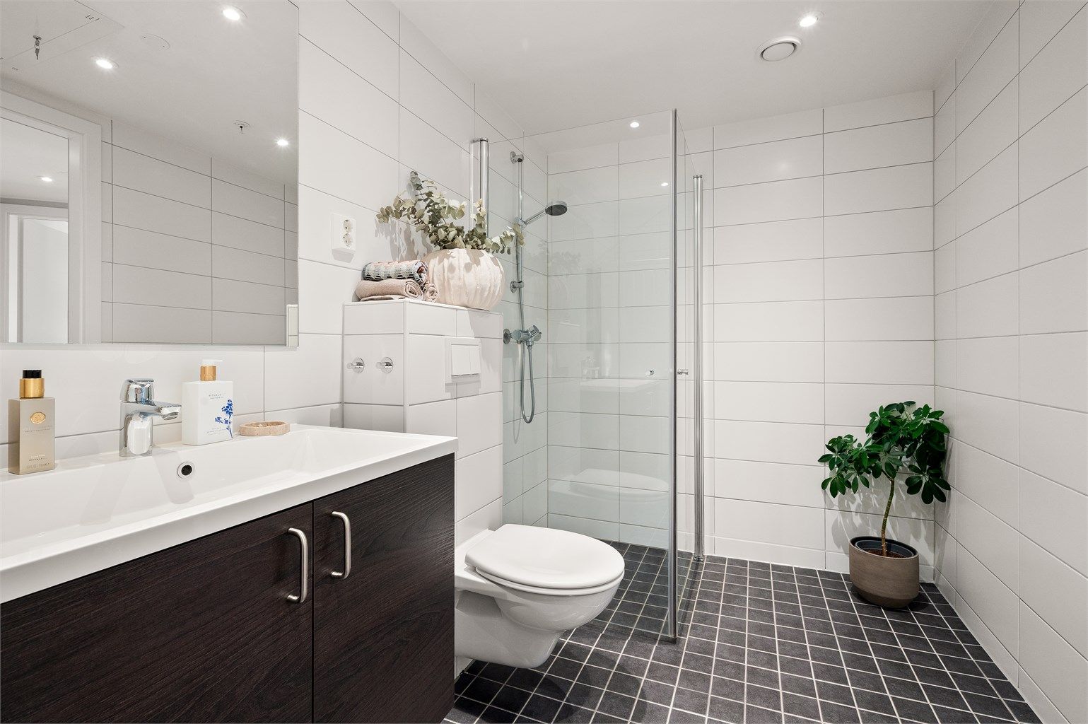 Vannbåren gulvvarme på badet. God plass til tørkestativ.