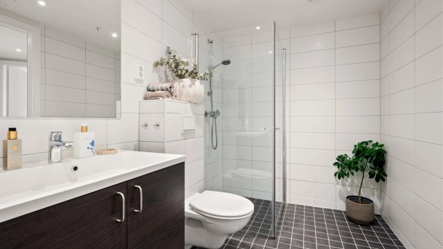 Vannbåren gulvvarme på badet. God plass til tørkestativ.