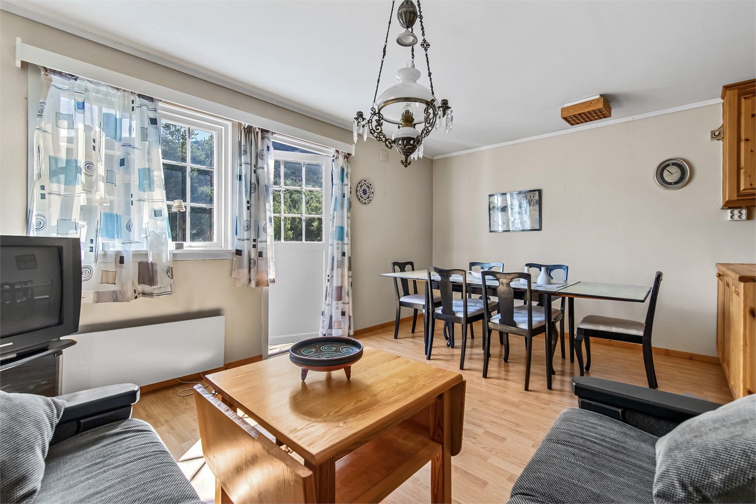 God plass til spisestue og salong i stuen