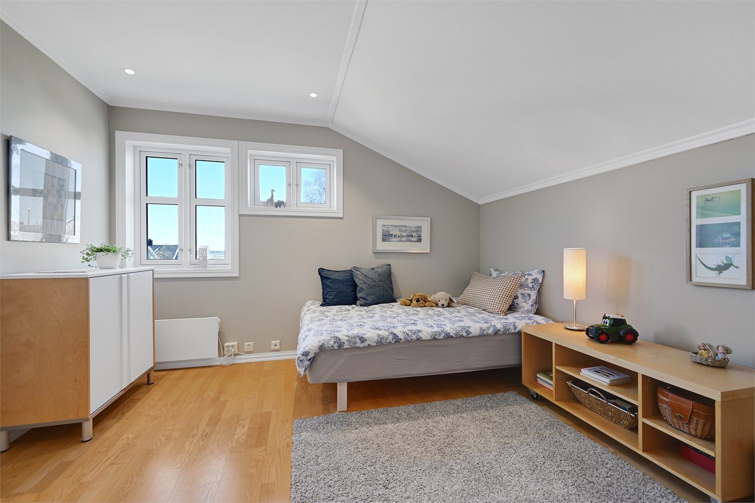 Soverom med god plass til seng og oppbevaring.