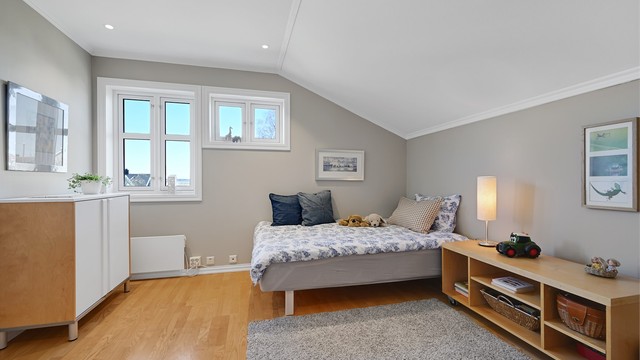 Soverom med god plass til seng og oppbevaring.