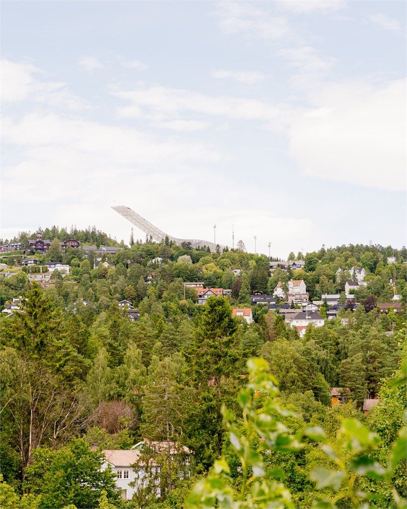 Fra boligen har du et fantastisk, fritt utsyn over grønne tretopper med ikoniske Holmenkollen ruvende i bakgrunnen – en utsikt som endrer karakter gjennom årstidene.