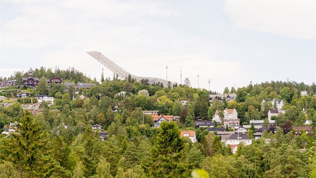 Fra boligen har du et fantastisk, fritt utsyn over grønne tretopper med ikoniske Holmenkollen ruvende i bakgrunnen – en utsikt som endrer karakter gjennom årstidene.