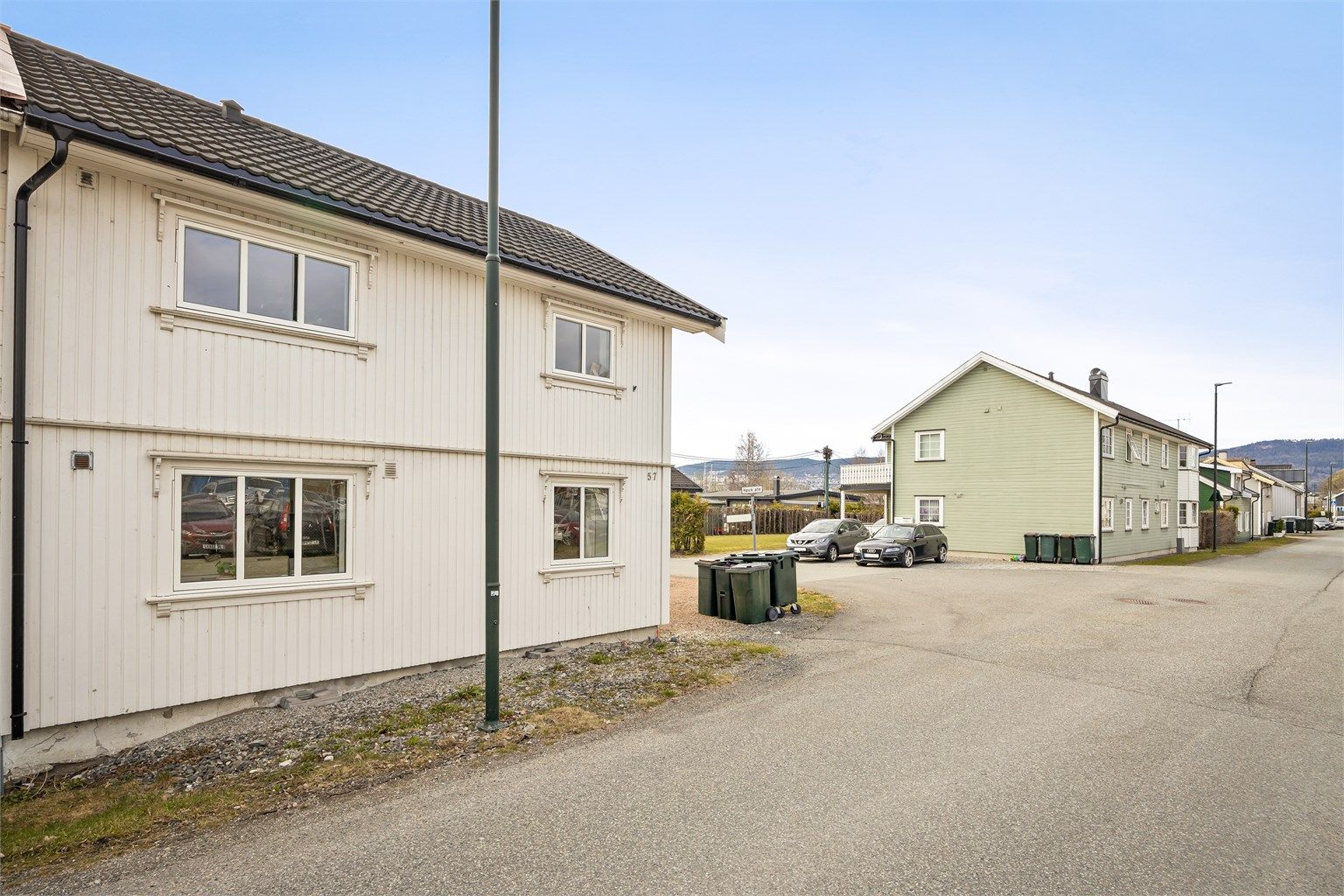 Offentlig transport er lett tilgjengelig, med busstopp i umiddelbar nærhet og kort vei til togstasjon.