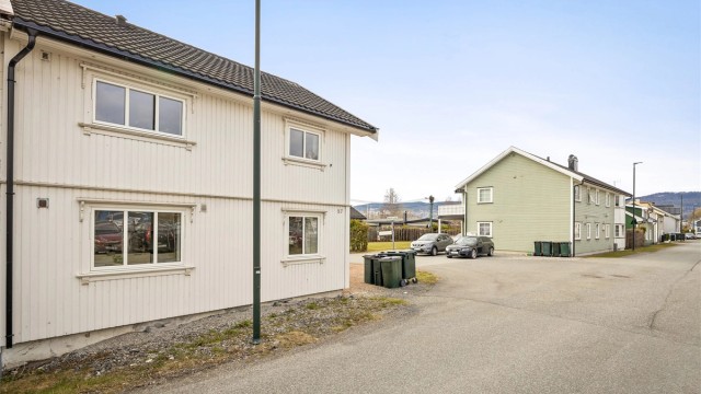 Offentlig transport er lett tilgjengelig, med busstopp i umiddelbar nærhet og kort vei til togstasjon.