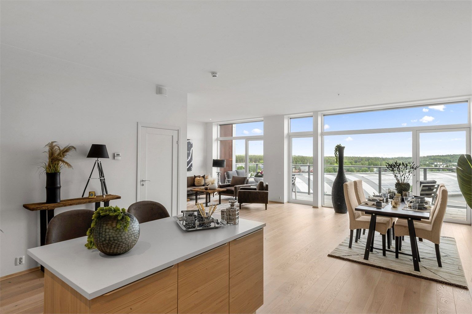 Meget gode vindusflater fra tak til gulv byr på rikelig med naturlig lys og utsikt