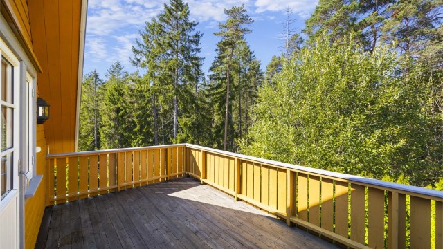 Stor luftebalkong med lite innsyn og tilgang fra hovedsoverommet.