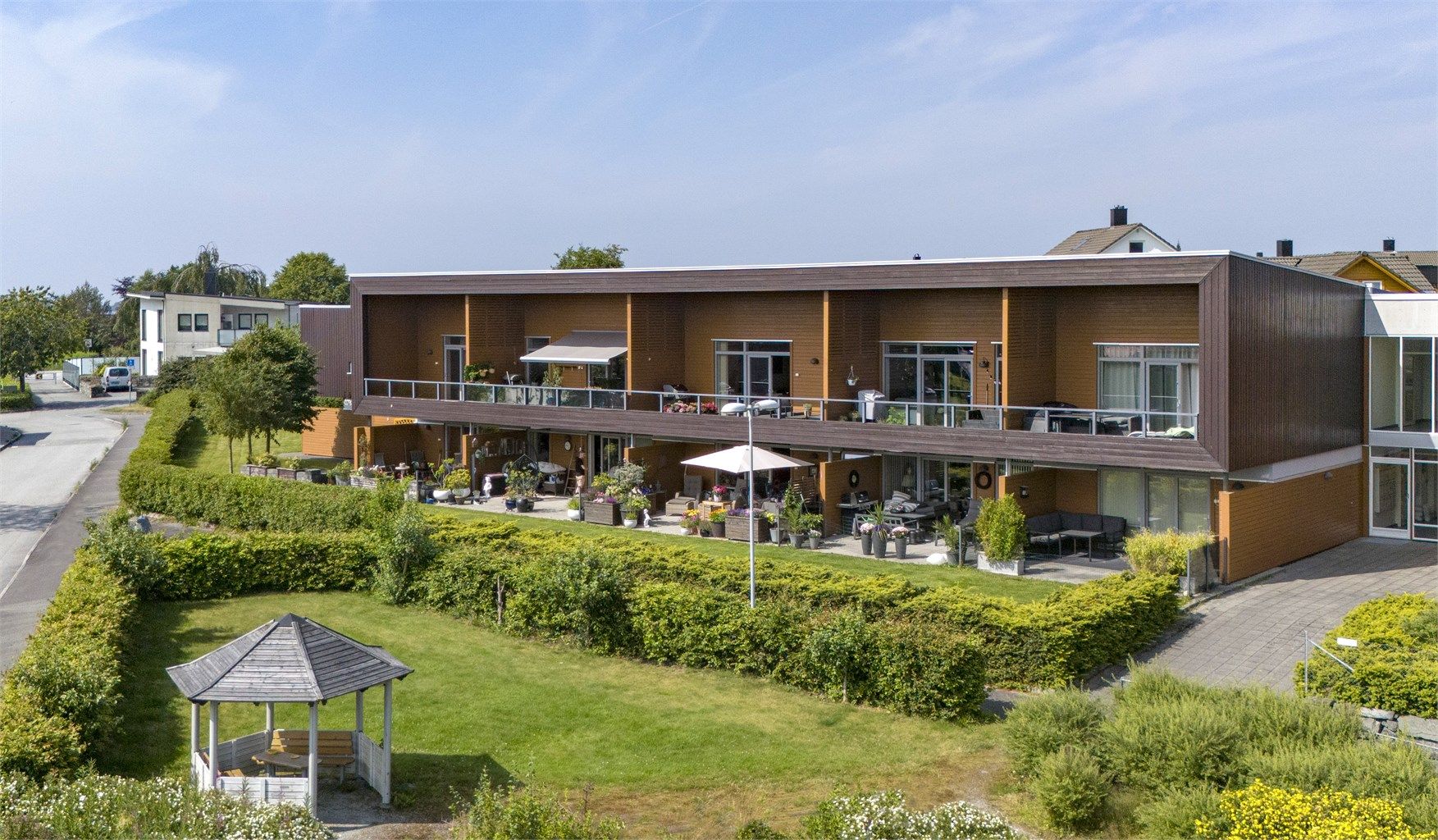 Fellesområdene er pent opparbeidet med plen og beplantning. Fotograf Marianne Lyse