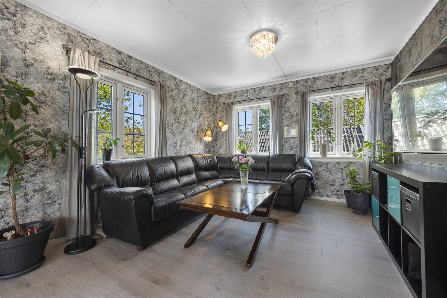 I huset er det sentralstøvsuger med uttak i alle etasjer.