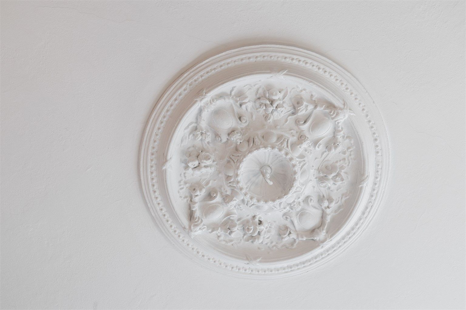 Nydelig rosett og stukkatur detaljer i tak.