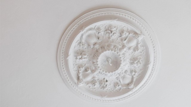 Nydelig rosett og stukkatur detaljer i tak.