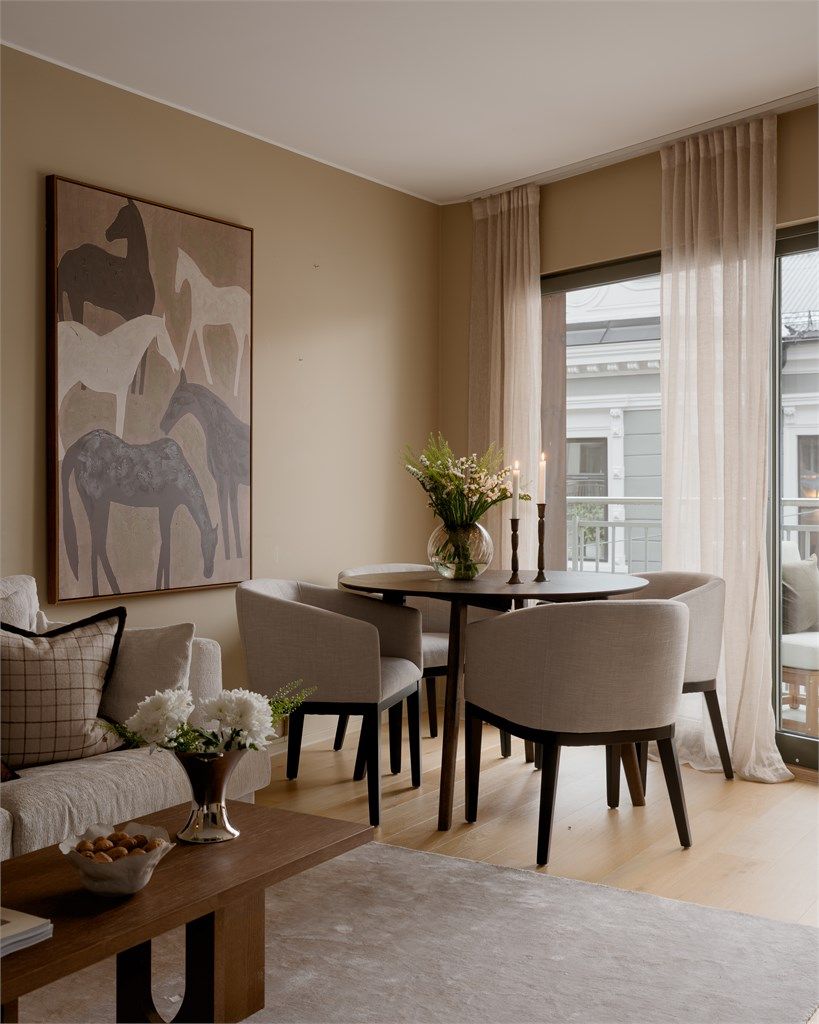 Stuedelen har god plass til både sofagruppe og spisebord.