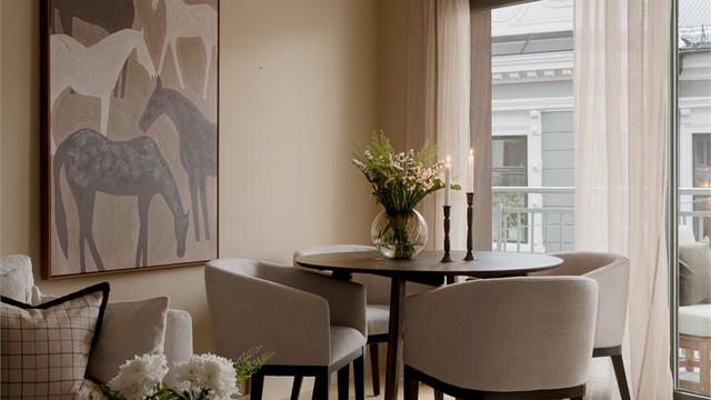 Stuedelen har god plass til både sofagruppe og spisebord.