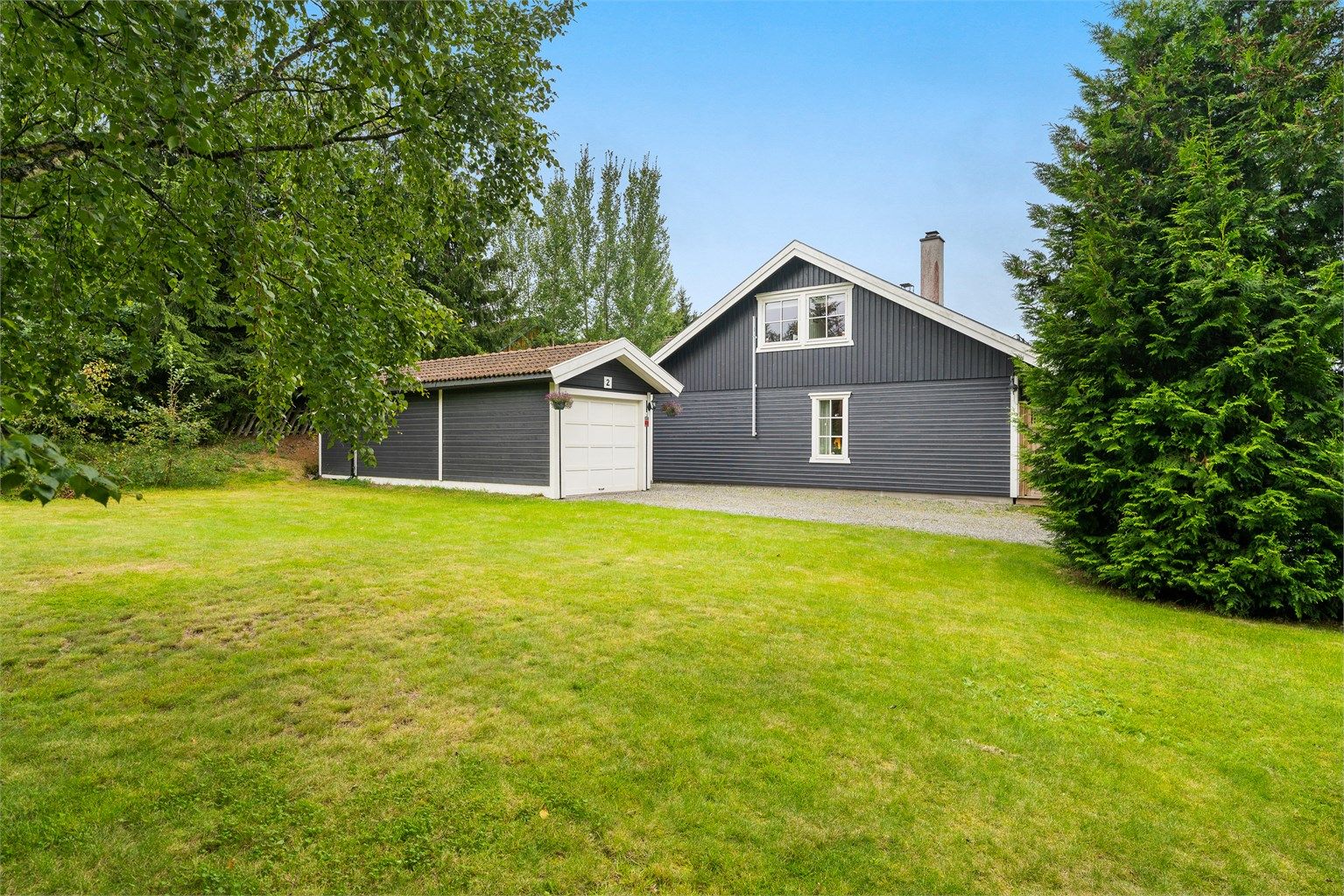 En fin halvpart tomannsbolig med romslig tomt 