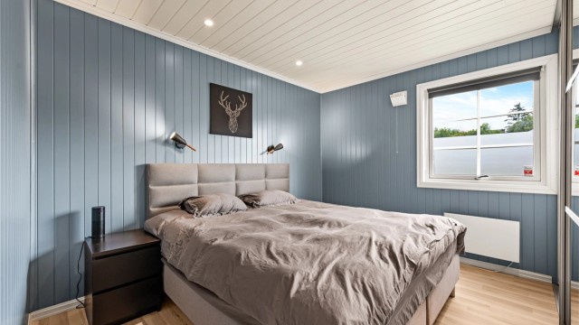 Soverom 1 laminat på gulv, malte flater på vegg og panelbord i himling med downlights. medfølger!!!!
