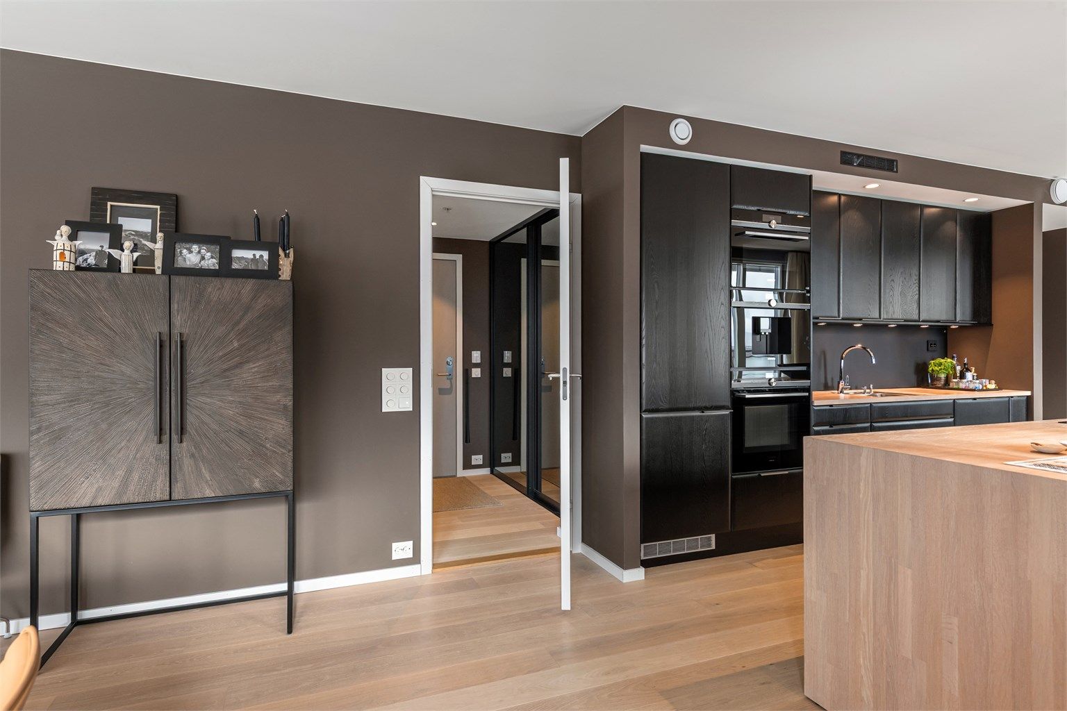 Fra kjøkken mot gang og bad