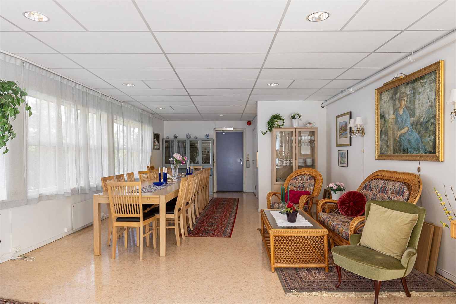 Sameiets felles storstue er innredet med langbord og sittegrupper til sosiale lag.