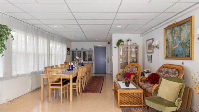 Sameiets felles storstue er innredet med langbord og sittegrupper til sosiale lag.