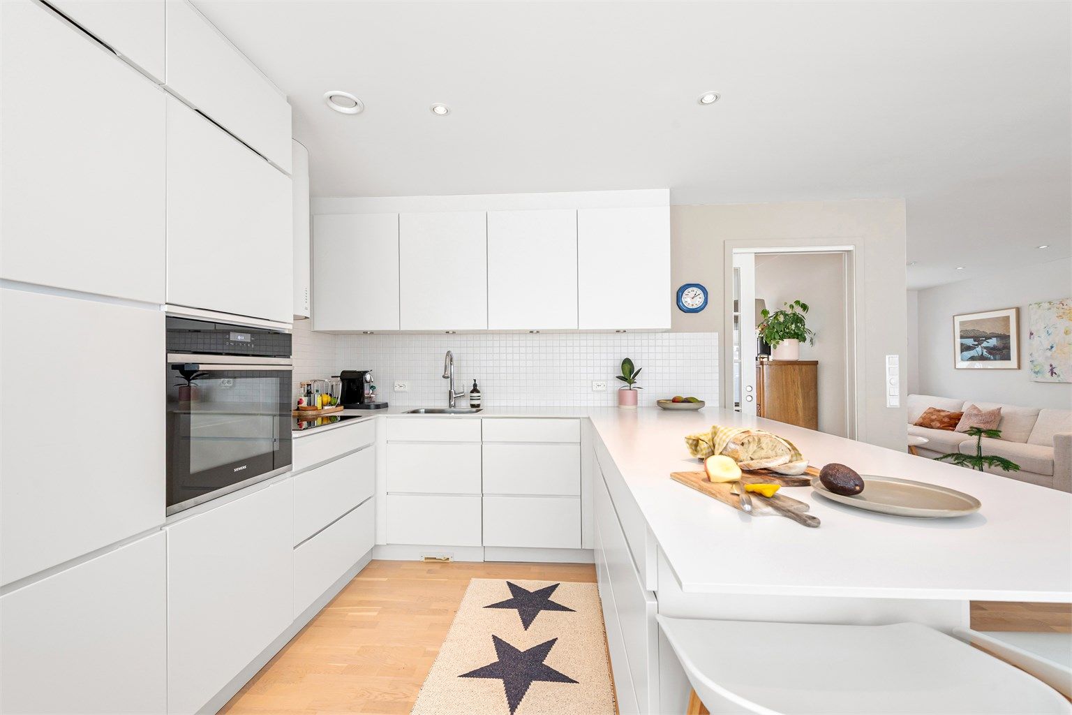 Praktiske løsninger som Waterguard i benk og støvsugerlist ved sokkel er installert.