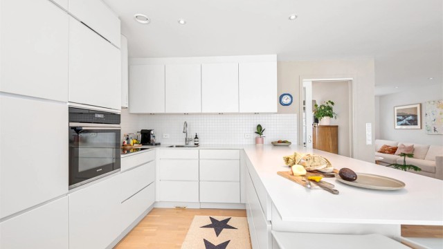 Praktiske løsninger som Waterguard i benk og støvsugerlist ved sokkel er installert.