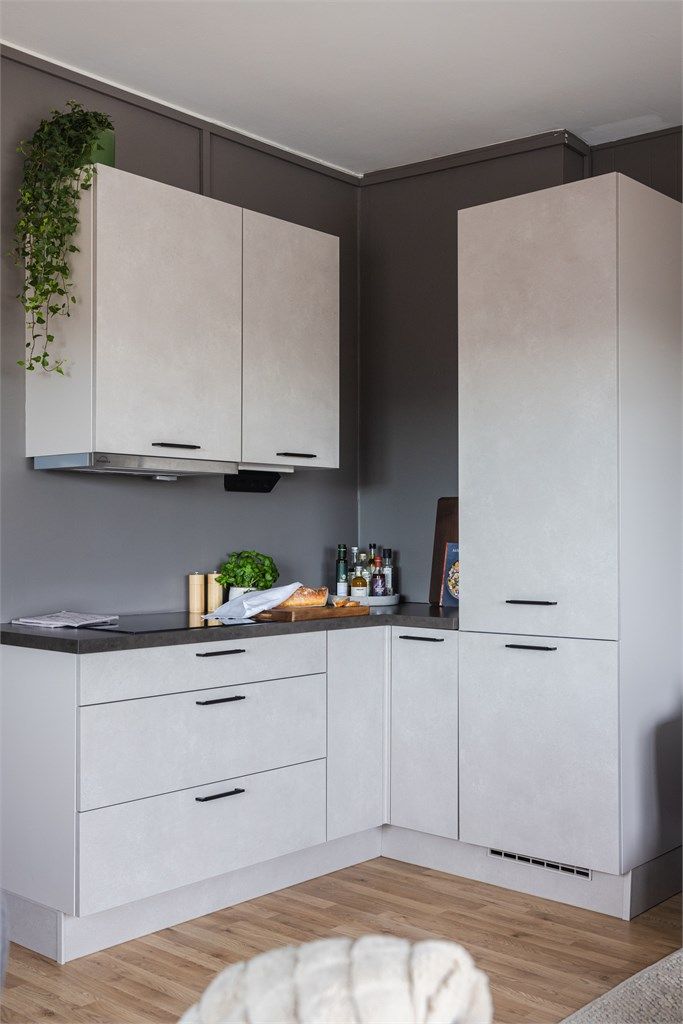 Sømløst integrerte hvitevarer bestående av platetopp, stekeovn, oppvaskmaskin og kjøleskap. 