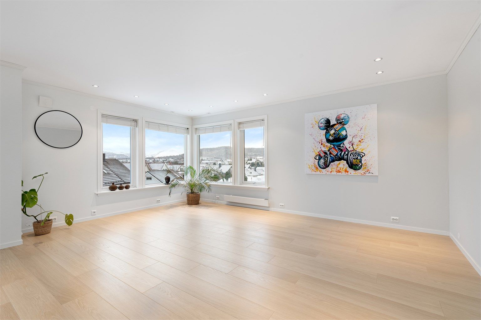 Stue med store lys overflater og godt med naturlig lysinnslipp fra vinduer