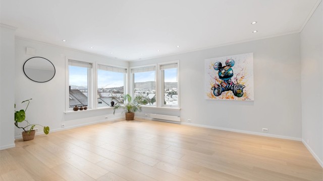 Stue med store lys overflater og godt med naturlig lysinnslipp fra vinduer