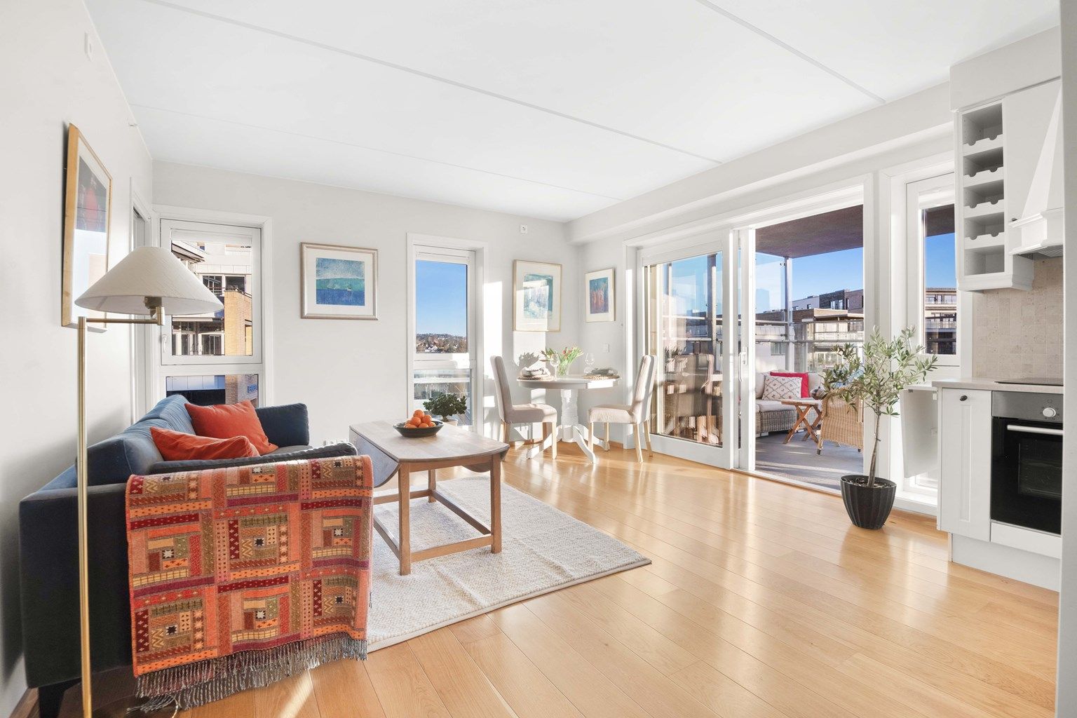 Velkommen til Gamle Ringeriksvei 36B presentert av Krogsveen Bekkestua v/ Fredrik Nordstrøm - Flott stue med store vindusflater som gir rikelig med naturlig lysinnslipp