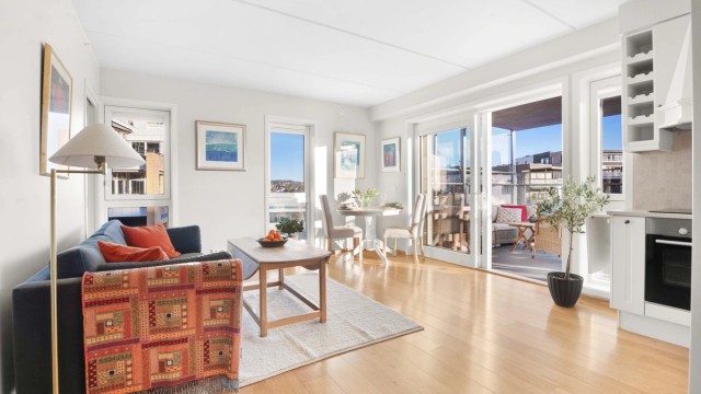 Velkommen til Gamle Ringeriksvei 36B presentert av Krogsveen Bekkestua v/ Fredrik Nordstrøm - Flott stue med store vindusflater som gir rikelig med naturlig lysinnslipp