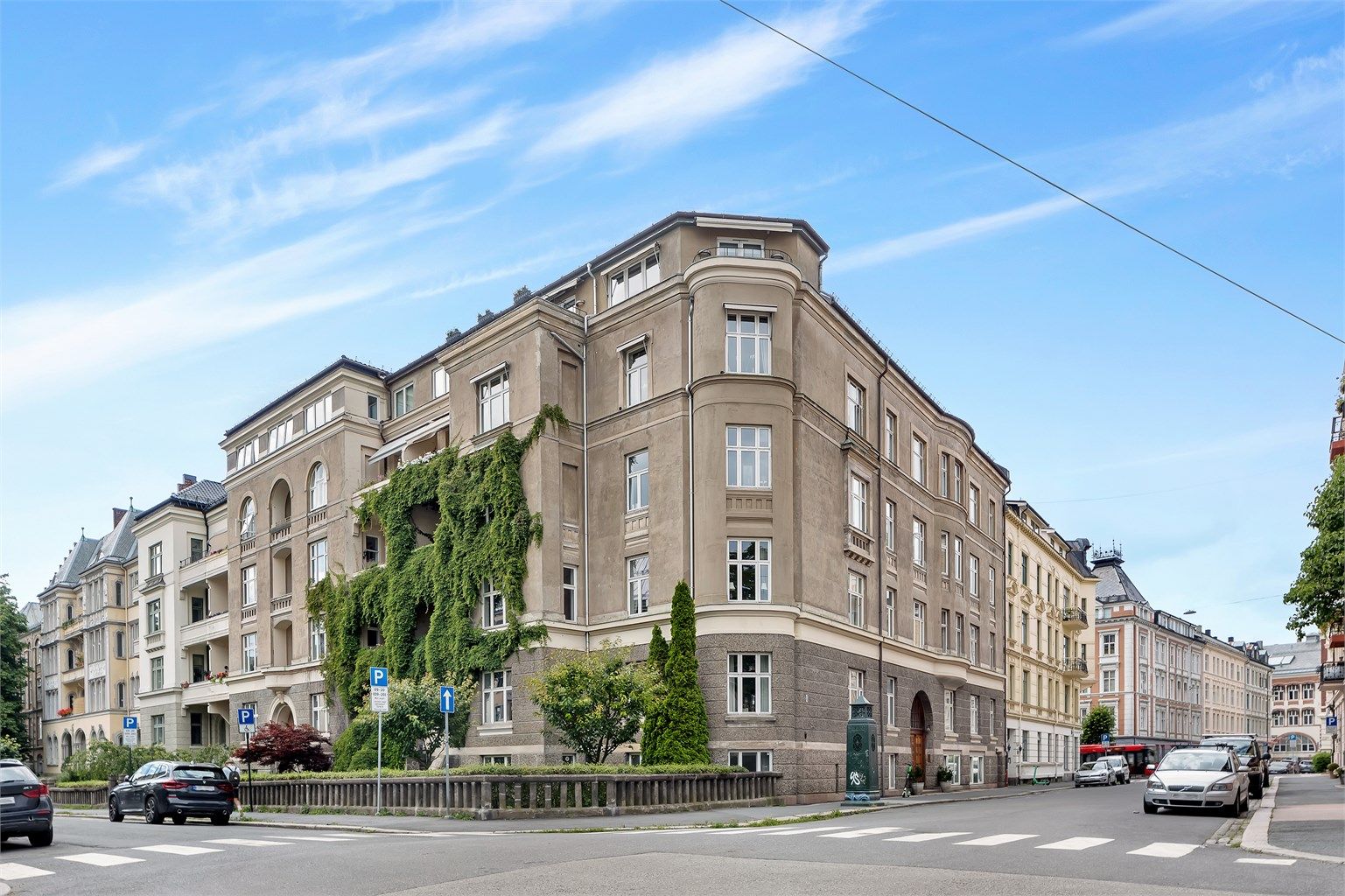 Oscars gate er regnet som en av de mest eksklusive adressene i Oslo. Gaten er opprinnelig en ren boliggate med frittliggende murvillaer og leiegårder med luksuriøse leiligheter.