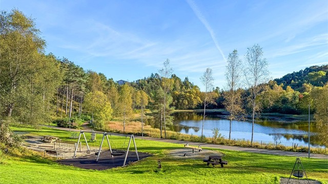 - Lekeplass og grøntarealer ved vannkanten like utenfor bygget -