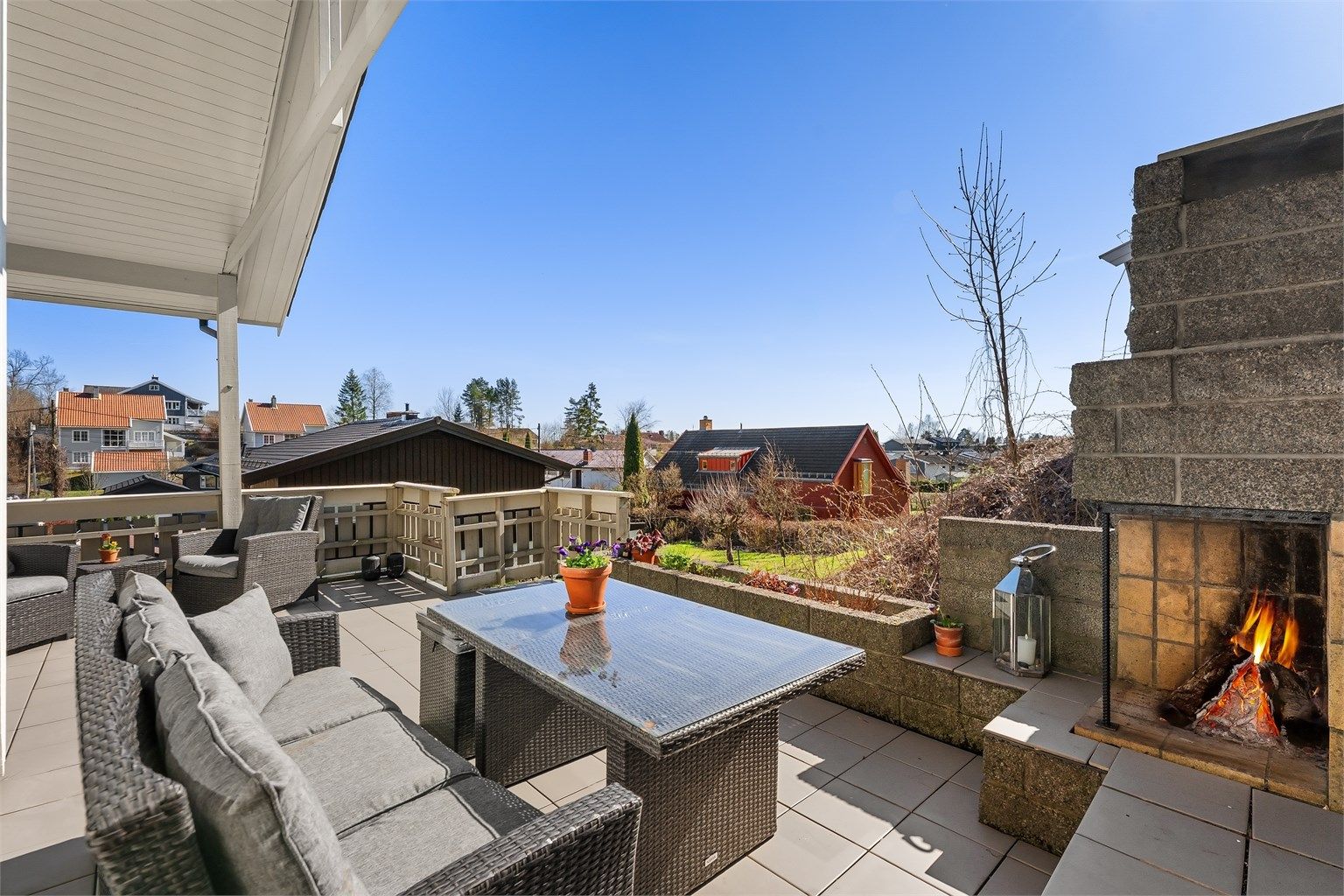 Den utvendige peisen skaper en lun og hyggelig stemning på kveldene.