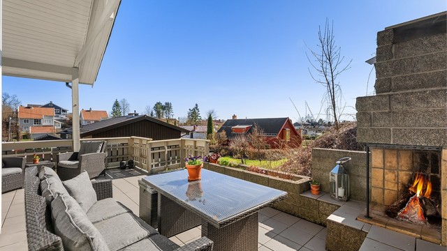 Den utvendige peisen skaper en lun og hyggelig stemning på kveldene.