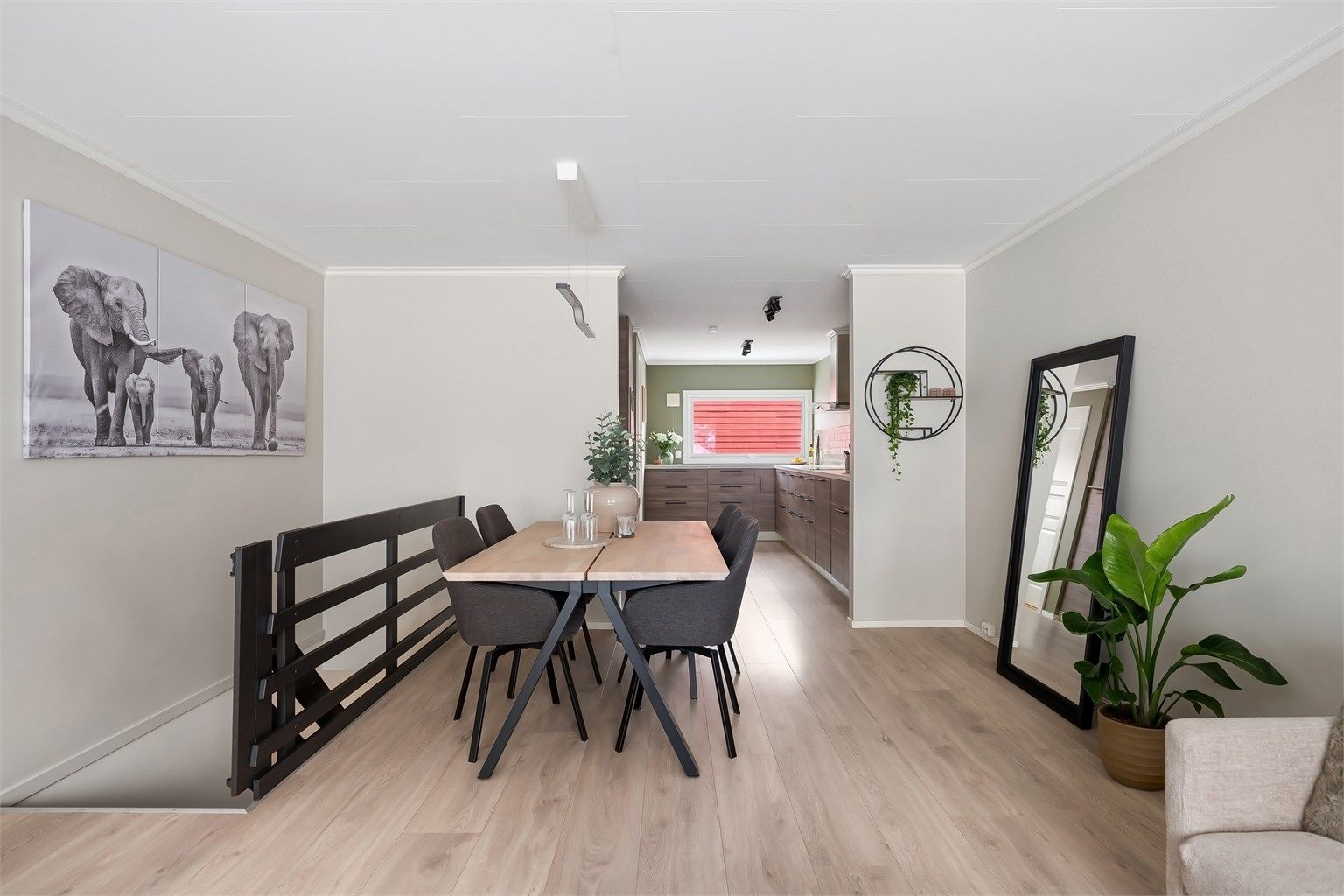 Mellom stue og kjøkken er det plass for spisebord