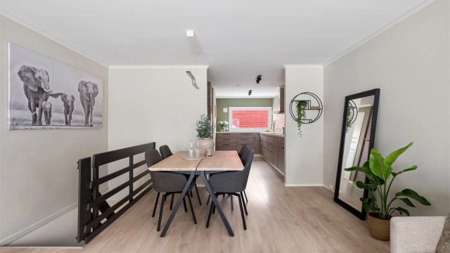 Mellom stue og kjøkken er det plass for spisebord