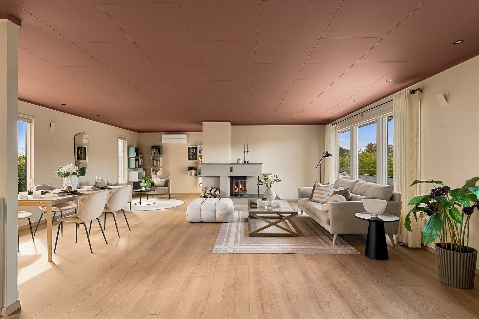 Stuen er lys og pen innredet med moderne og tidsriktig fargevalg.