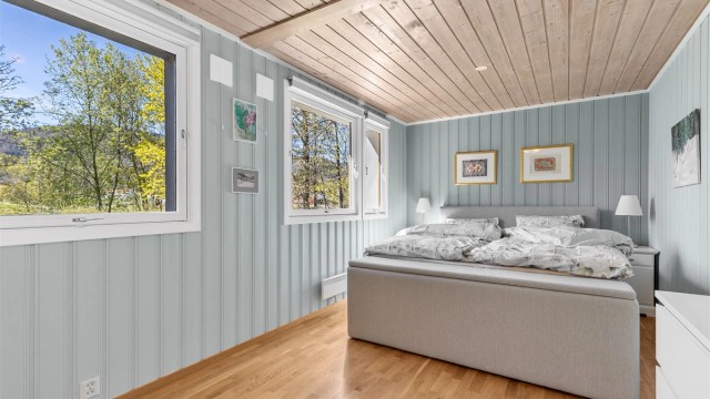 I underetasjen er det ett stort soverom med god plass til stor seng og garderobeskap.
