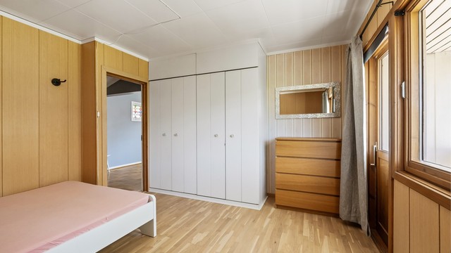 Soverommet har god plass til både seng og en romslig garderobeløsning.