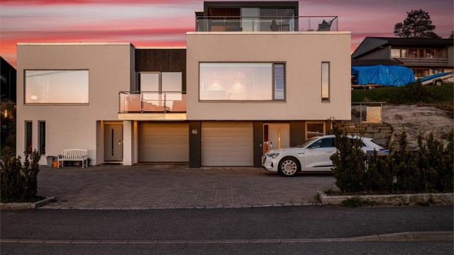 Tunevannveien 46A presenteres av Raymond Bøhn i Krogsveen. 46A er halvparten til høyre i bildet.