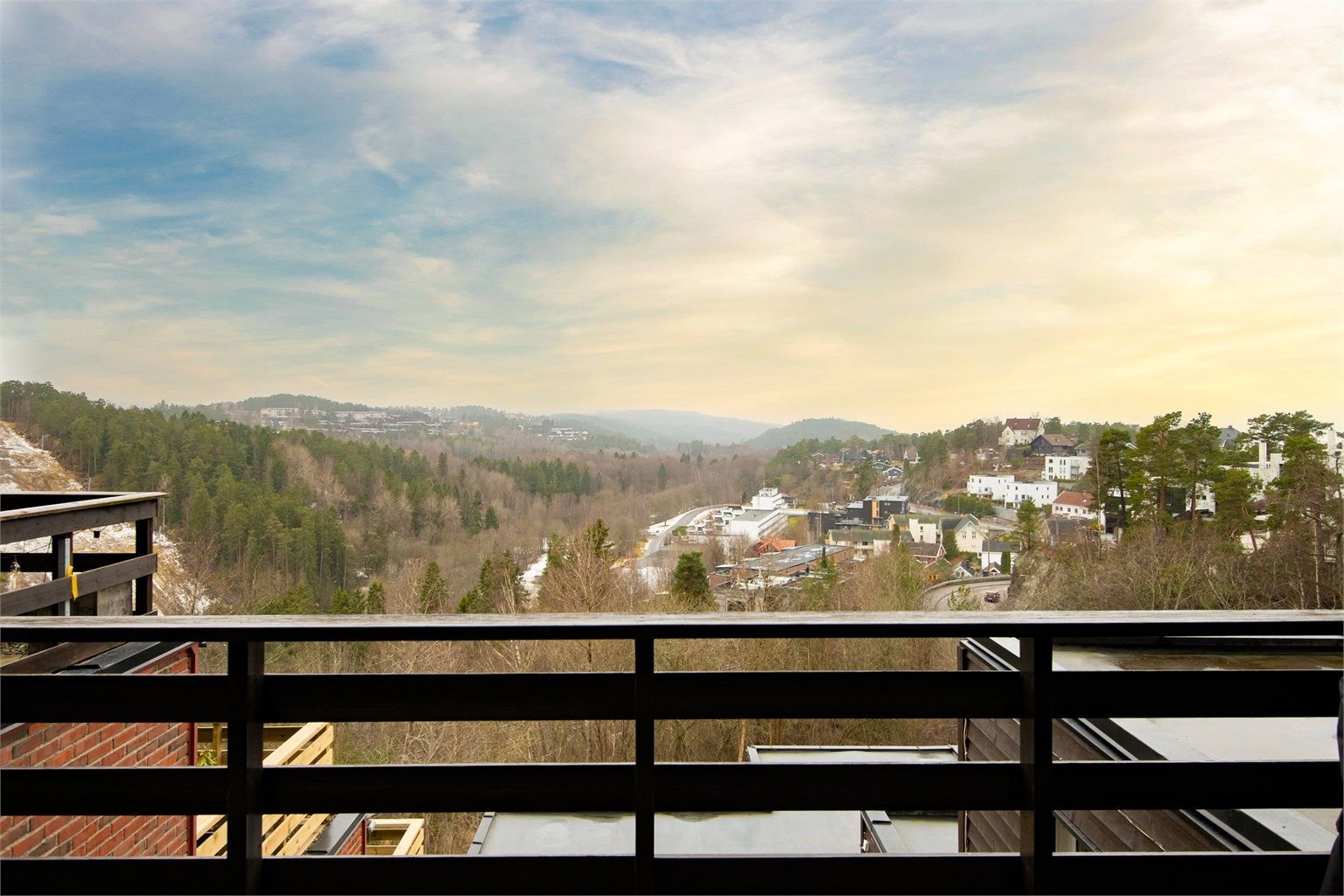 Kort vei til offentlig kommunikasjon, med Ljan stasjon og Ljabru trikkestopp innen ca. 10 minutters gange.