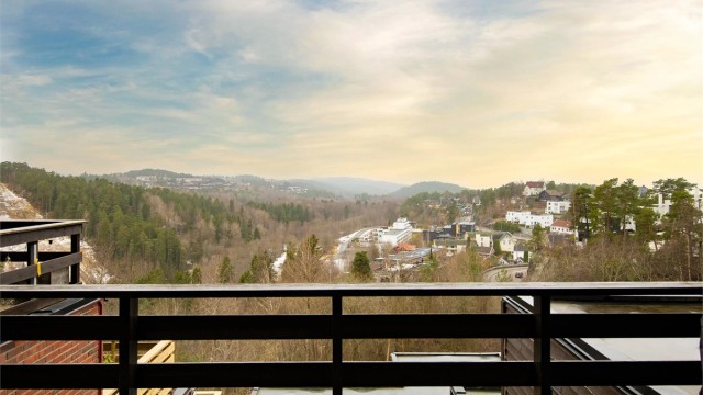 Kort vei til offentlig kommunikasjon, med Ljan stasjon og Ljabru trikkestopp innen ca. 10 minutters gange.