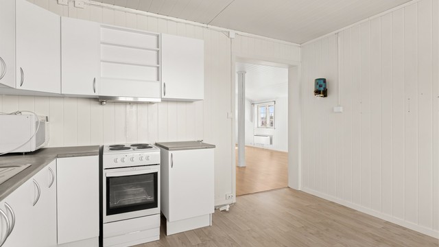 Åpningen mot stuen skaper en naturlig overgang mellom rommene.