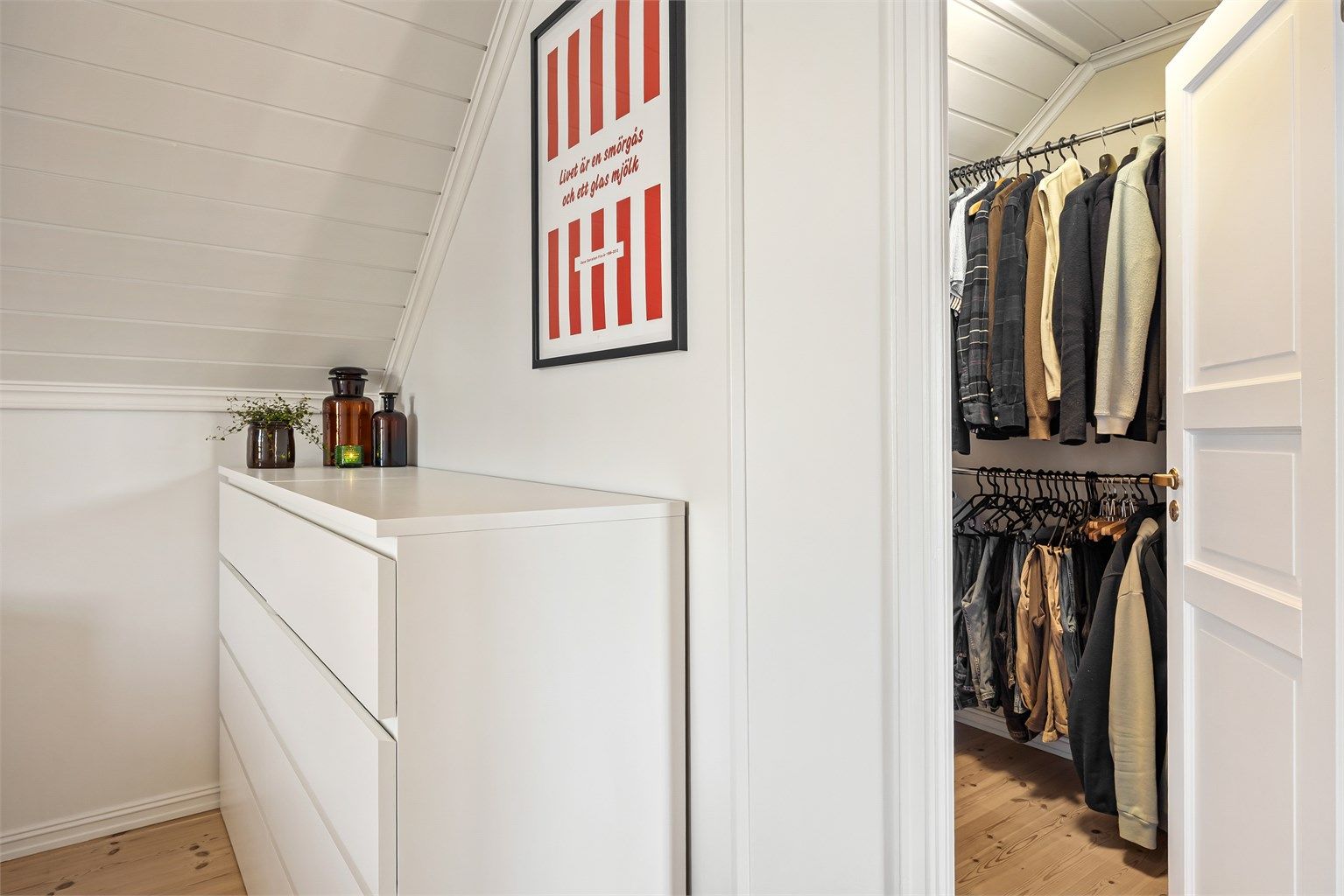Et av de to garderoberommene i etasjen, som gir en ryddig og organisert hverdag.
