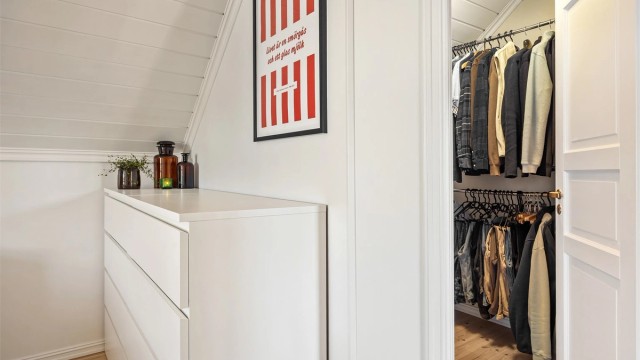 Et av de to garderoberommene i etasjen, som gir en ryddig og organisert hverdag.